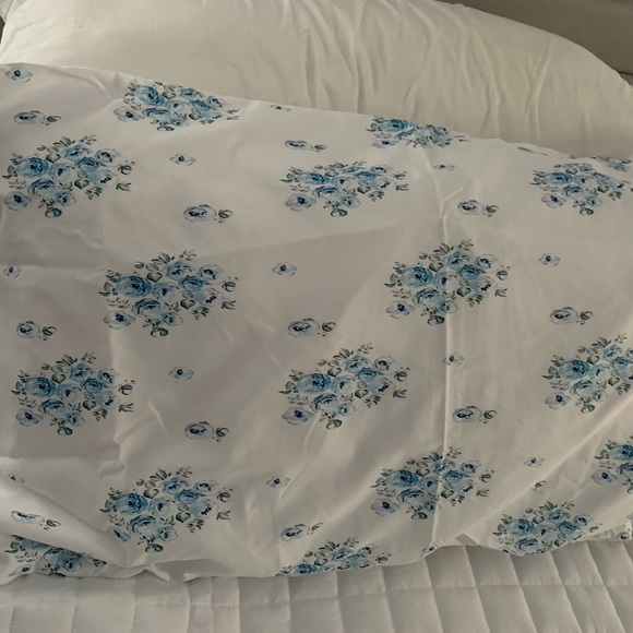 Beautiful and very soft duvet with king pillow shams - Picture 2 of 5